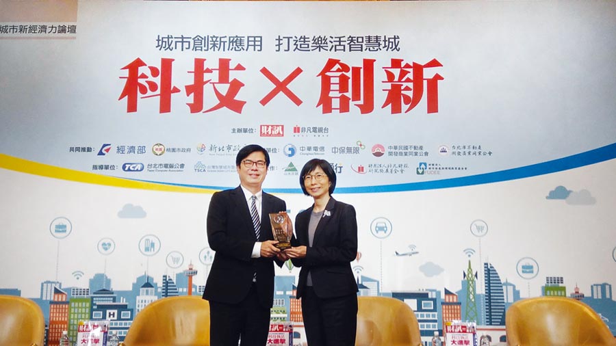 東元電機(jī)榮獲2019年智慧城市卓越貢獻(xiàn)獎(jiǎng)，評(píng)審委員會(huì)尤其高度肯定邱純枝董事長（右）在智慧創(chuàng)新領(lǐng)域的付出與貢獻(xiàn)，特別頒發(fā)獎(jiǎng)項(xiàng)予以鼓勵(lì)。圖／東元提供